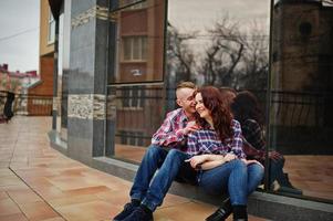 una pareja elegante usa una camisa a cuadros enamorada juntos. foto