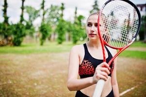 bella deportista mujer tenista con raqueta en traje de ropa deportiva. foto