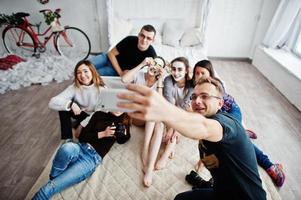 grupo de personas haciendo selfie. equipo de fotógrafos, diseñadores y modelos en sesiones fotográficas, clase magistral de profesionales. foto
