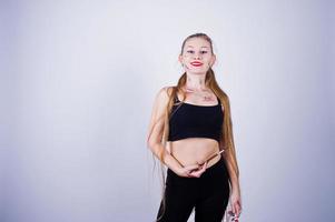 hermosa mujer artista pintora con pinceles posando en estudio aislado en blanco. foto