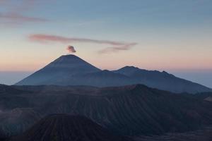 amanecer en el volcán monte bromo java oriental, indonesia. foto