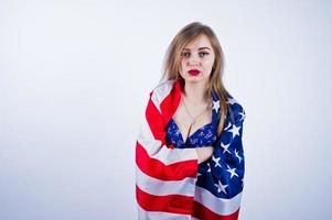 linda chica en sujetador con bandera americana de estados unidos aislada sobre fondo blanco. foto
