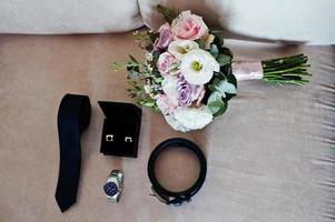 primer plano de los accesorios del novio. detalles de la boda estilo del hombre. foto