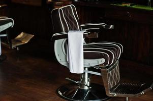 silla de cuero vintage marrón en una elegante peluquería. foto