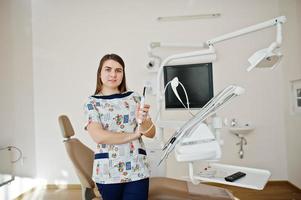 retrato de una bebé dentista en su consultorio dental. foto