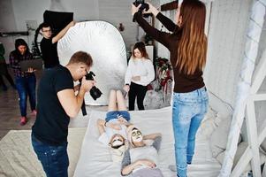 proceso de trabajo del equipo de fotógrafos, diseñadores y modelos en sesión fotográfica, clase magistral de profesionales. foto