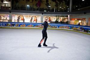 mujer patinadora artística en la pista de patinaje sobre hielo. foto