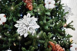 gran árbol de año nuevo con adornos en el centro comercial. foto