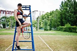 bella deportista mujer tenista con raqueta en traje de ropa deportiva. foto