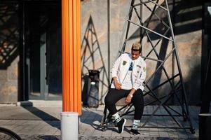 hombre árabe con estilo hipster posó al aire libre en la calle. cantante de rap estilo. foto