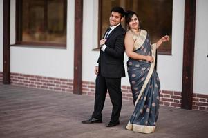 pareja de amigos indios elegantes y de moda de mujer en sari y hombre en traje. foto