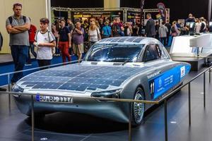 frankfurt, alemania - sept 2019 solarcar thyssenkrupp blue.cruiser de la universidad de ciencias aplicadas de bochum, exhibición de autos del salón internacional del automóvil iaa foto