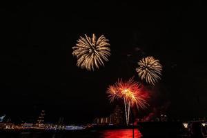 fuegos artificiales en el río en el cielo oscuro foto