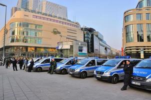 frankfurt, alemania - 18 de marzo de 2015 coches de policía, bloqueo de demostración foto