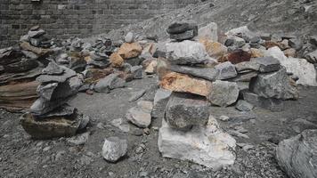 pila de piedras en la cima de la montaña dispuestas para la meditación. foto