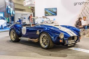 frankfurt, alemania - sept 2019 blanco azul shelby cobra retro classic car cabrio roadster, iaa international motor show auto exhibtion foto