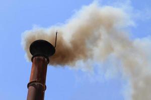 tubo de emisión de humo negro foto