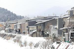 Vista de la ciudad de Takayama en Japón en la nieve. foto