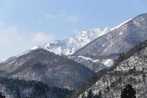 montaña cubierta de nieve en takayama japón foto