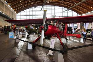 friedrichshafen - avión rojo de mayo de 2019 pzl-104 wilga 35 1976 en motorworld classics bodensee el 11 de mayo de 2019 en friedrichshafen, alemania foto