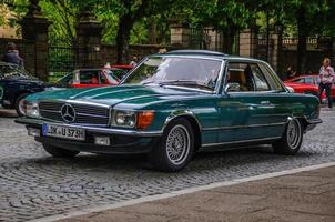 Fulda, Alemania - Mayo 2013 mercedes-benz sl r107 coupe coche retro foto