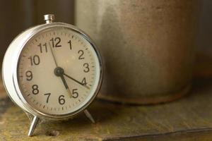 alarma de reloj vintage blanco cerca de la luz de la ventana. foto