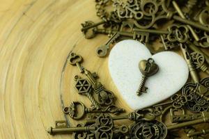 corazón blanco y llave dorada para el contenido del día de san valentín. foto