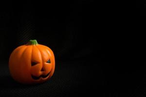 el jack de calabaza de halloween en imagen de fondo de vacaciones negro. foto