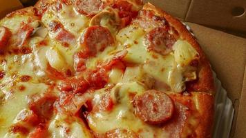 pizza en caja de papel imagen de primer plano para el contenido de alimentos. foto