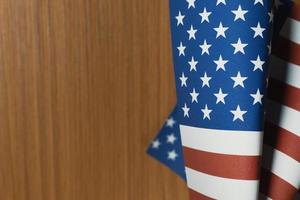 el concepto del día de los veteranos bandera de los estados unidos de américa sobre fondo de madera. foto