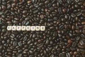 café tostado y cubo de madera de texto imagen de primer plano. foto