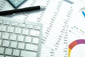 el teclado en la mesa de trabajo para contenido empresarial. foto