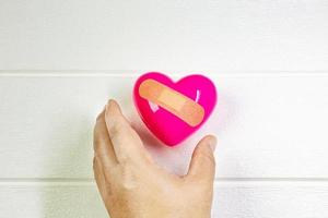 corazón rosa y mano para contenido médico. foto