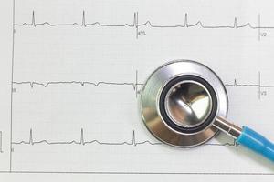 estetoscopios azules y gráfico de electrocardiografía imagen de primer plano. foto