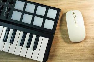 Dispositivo de sintetizador de sonido controlador midi para productor de música edm. foto