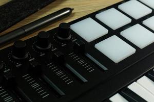 Dispositivo de sintetizador de sonido controlador midi para productor de música edm. foto