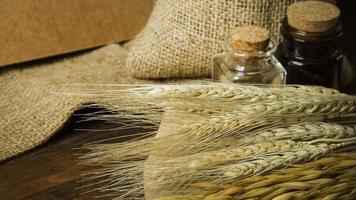 avena de arroz y trigo en la mesa de madera para el fondo. foto