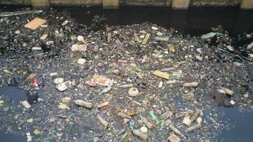 la contaminación del agua afecta la basura sucia en el canal. foto