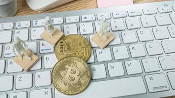 los bitcoins y la figura blanca para el contenido de moneda criptográfica foto