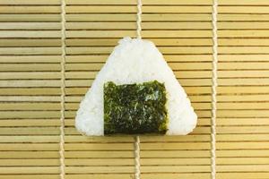 imagen onigiri para el concepto de comida japonesa. foto