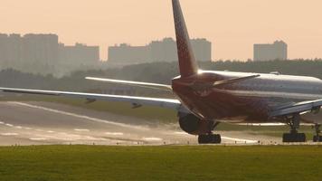 rossiya airlines boeing 777 verkehrsflugzeug steht auf der startbahn für den abflug