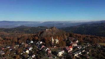 vue aérienne des ruines du château de montagne des anges video