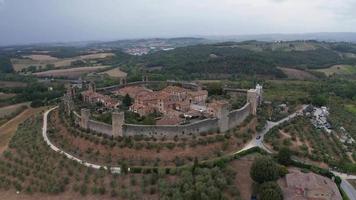 kretsande flygfoto över monteriggioni fästning video