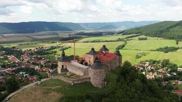 luchtfoto van kasteel krasna horka - achteruit video