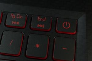 el botón de encendido rojo en la imagen del portátil con teclado. foto