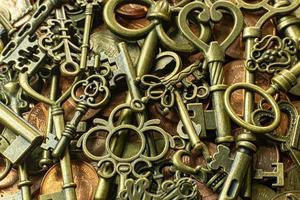 textura de oro de llaves vintage antiguas sobre fondo abstracto de moneda de cobre. foto