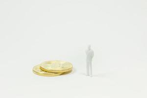 miniatura blanca y moneda de oro bitcoin imagen abstracta primer plano de fondo. foto