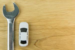 juguete de coche blanco en la imagen de la mesa de madera de cerca. foto