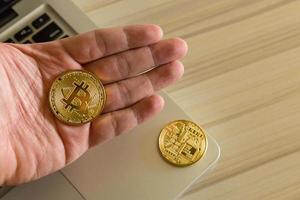 concepto de moneda criptográfica.bitcoins, monedas de oro, criptomoneda con espacio para su concepto. foto