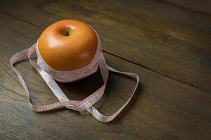 imagen de manzana y cinta métrica para el contenido de la dieta. foto